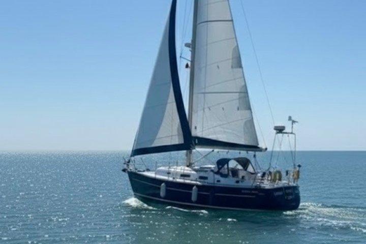 Lisbon Afternoon Private Sailing with Open Bar & Pizza