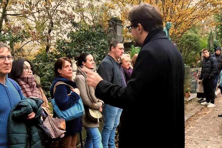 Father-Lachaise stories and mysteries told by an actor