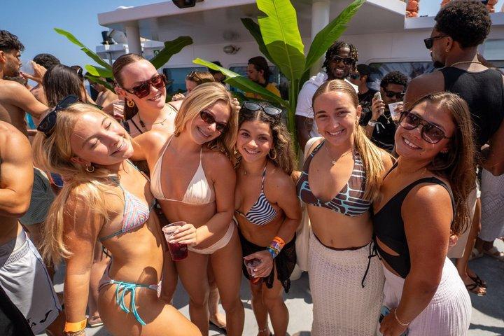 イビサ島ボートパーティー-3時間オールインクルシブドリンク、DJ&スイムストップ