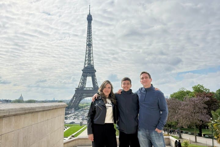 Eiffel Tower Tour in Spanish with Elevator and Top Optional