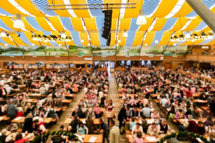 Visita ao Oktoberfest de Munique com assentos garantidos na tenda, comida e cerveja.