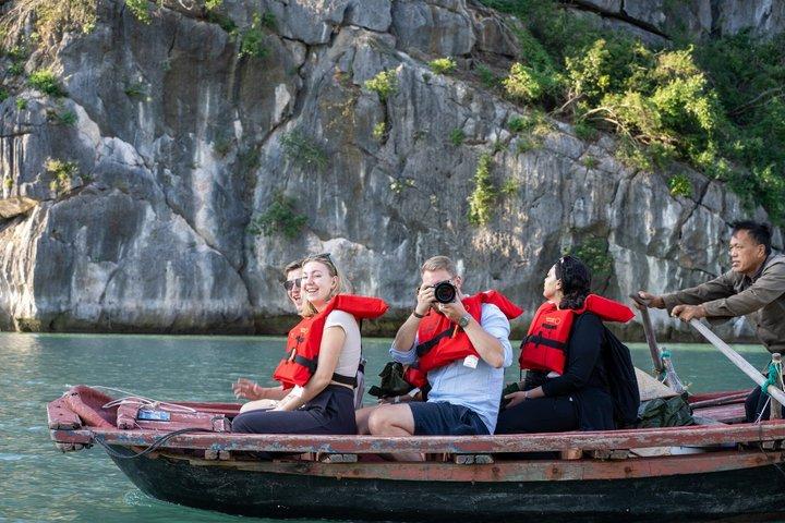 Exclusivo tour privado en canoa por Ha Long y Lan Ha Bay