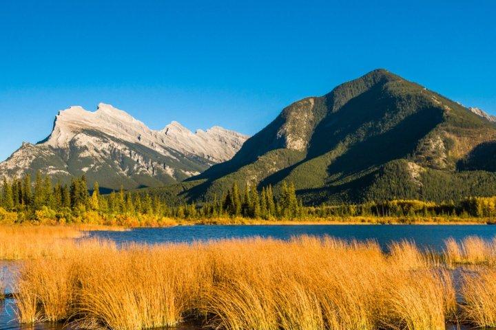 Paseo guiado al atardecer en los lagos Minnewanka y Vermilion