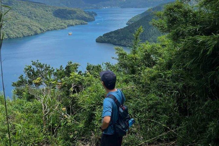 Doorkruis de buitenste rand van de Hakone Caldera en geniet van de Onsen-wandeltocht