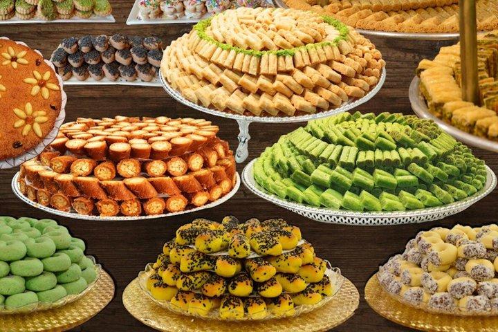 Abu Dhabi Guided Street Food Tastings Tour com um local