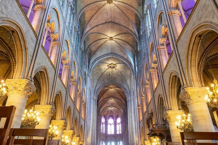 Notre-Dame Entry with Multilingual Audio Guide App