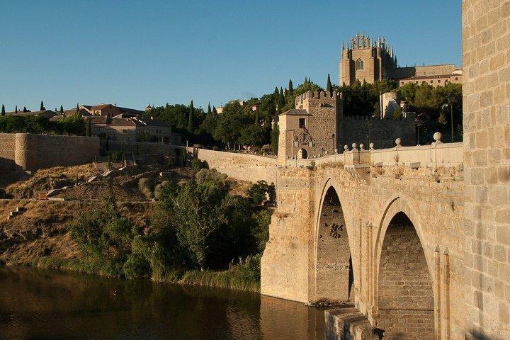 Schwerter, Heilige und Gelehrte: Selbstführung durch Toledo
