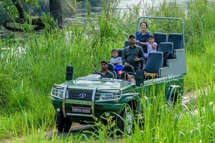 Chitwan National Park com a Torre da Selva