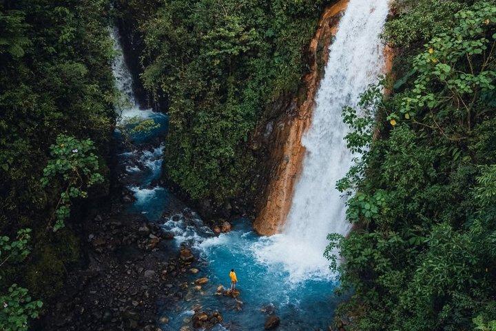 Excursion privée aux 7 chutes d'eau bleues de Bajos del Toro au départ de San José