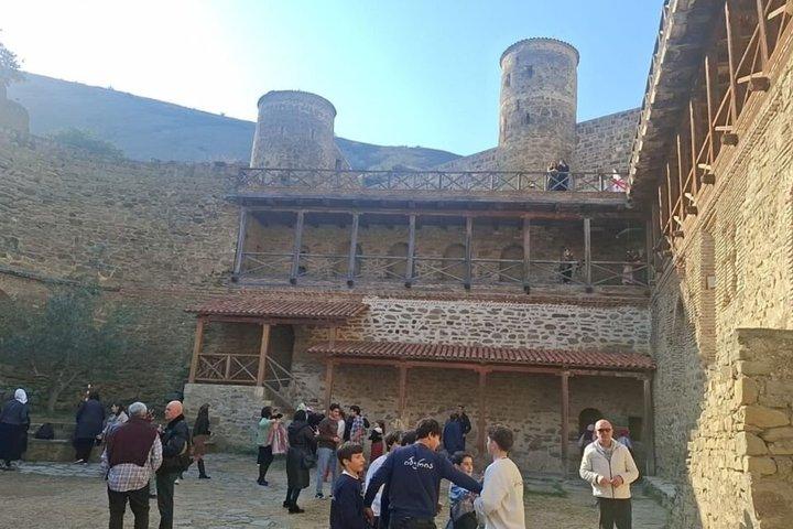 David Gareji Monastery & Rainbow Mountains Tour mit Weinprobe