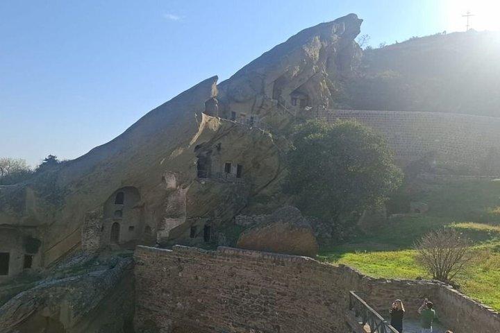 David Gareji Monastery & Rainbow Mountains Tour mit Weinprobe