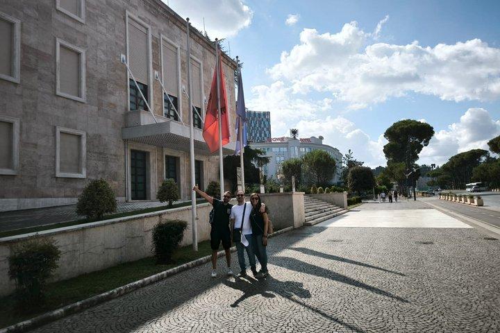 Destaques de Tirana, Promenade Walk com um amigo local