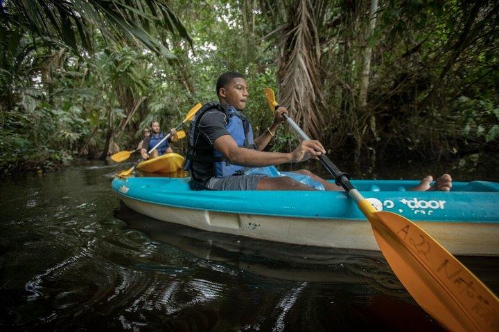 Tour en kayak dans les canaux de Tortuguero avec guide touristique