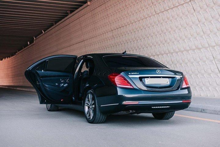 Traslado de llegada desde el aeropuerto MAD de Madrid a Madrid en coche de lujo