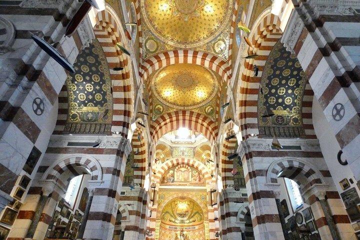 マルセイユ発、エクス・アン・プロヴァンスまたはカシスへのプライベートガイド付き半日寄港地観光