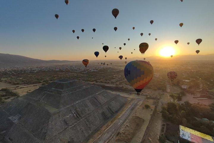 Passeio inesquecível de balão de ar quente ao nascer do sol sobre Teotihuacan.