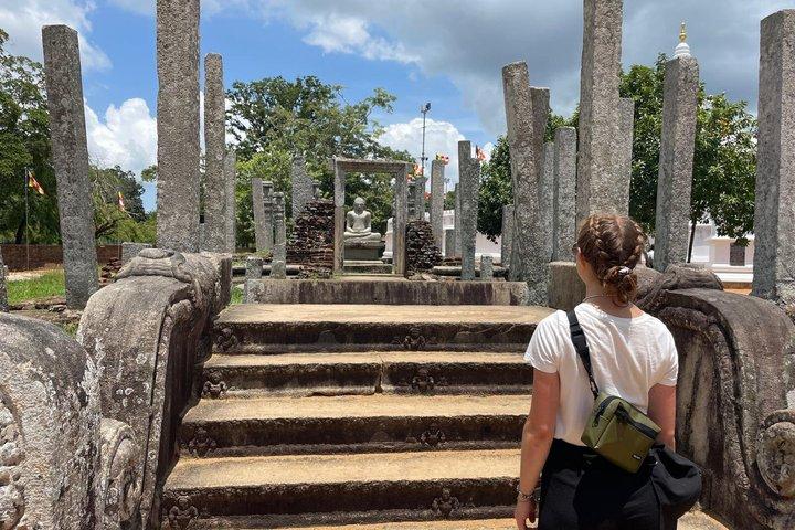 Visita guiada privada al patrimonio de la bicicleta de Anuradhapura con Ajee