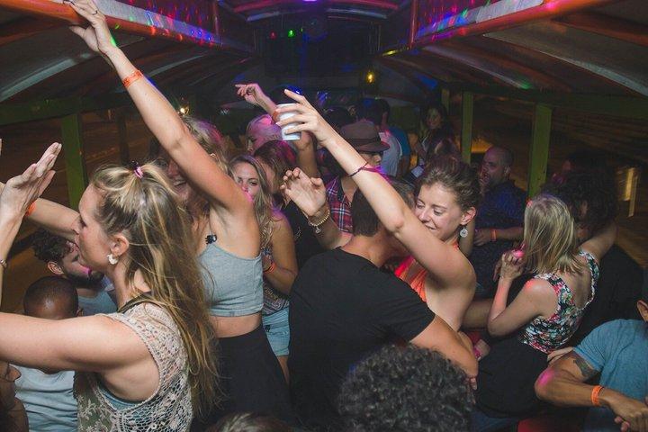 Notte a Cali: festa in strada e party bus