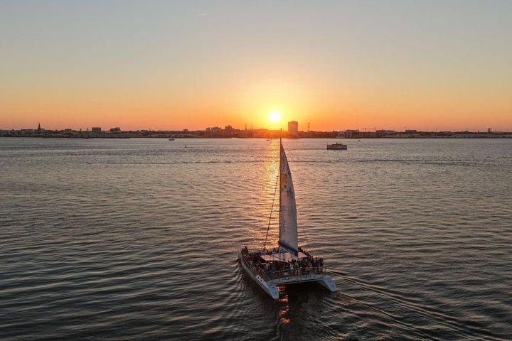 Charleston Iconic Sunset Sail - Lux Catamaran avec Bar et Salles de bain