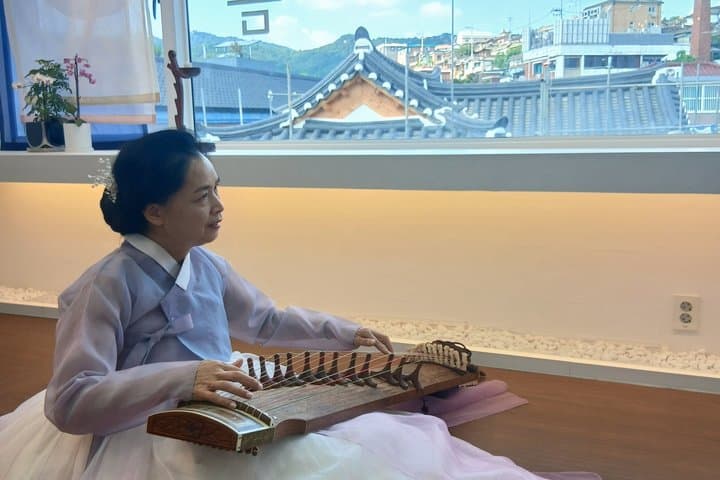 Authentic Korea Gayageum Experience in Hanbok- Bukchon Seoul