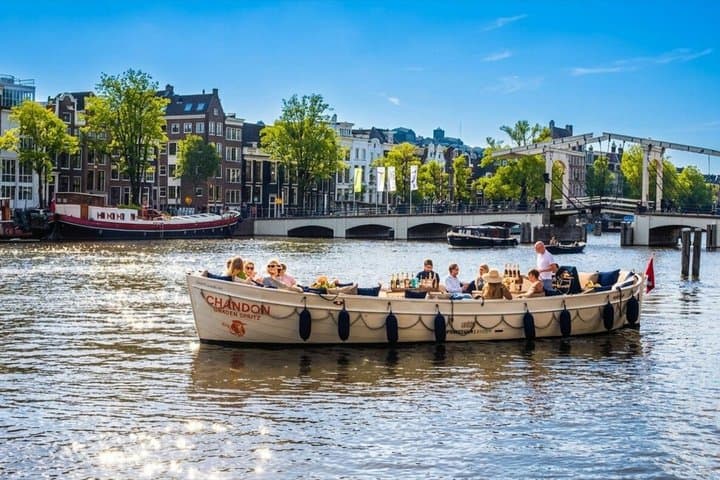 Amsterdam: Luxury Canal Cruise including Cocktails & Snacks