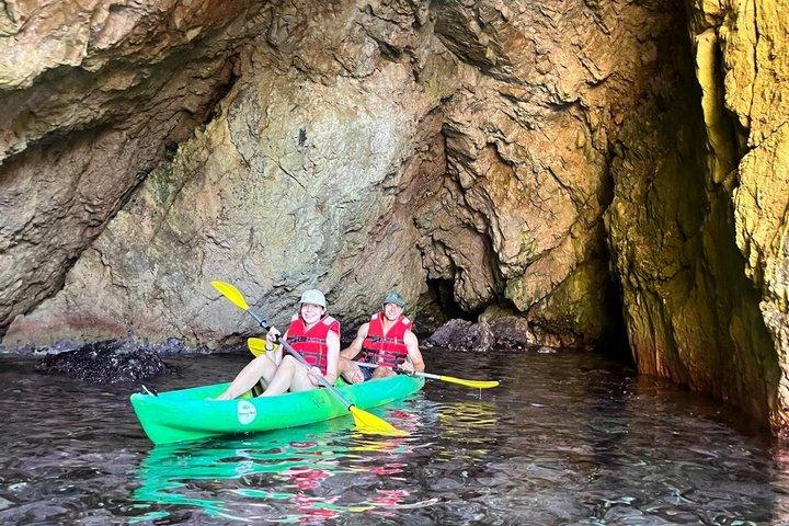 Passeio guiado de caiaque pela baía de Mongofre e Addaia.
