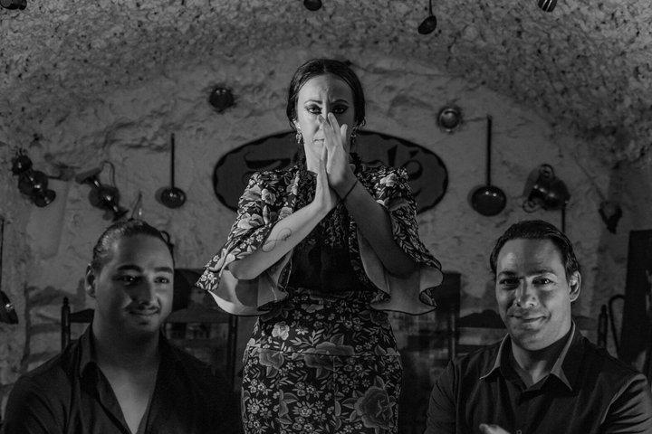 Flamencoshow i Zincalé-hulen med velkomstdrink