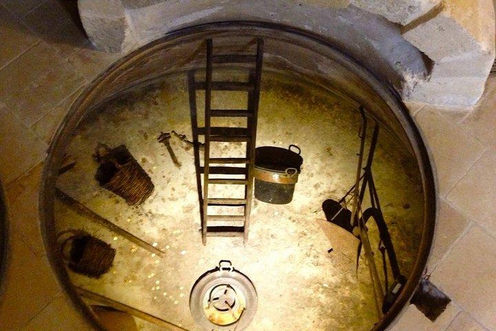 マテーラ:サッシ地区の洞窟で地元の特産品とワインを味わう