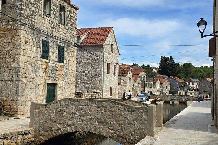 Visite privée Stari Grad Tuk Tuk avec dégustation de vin