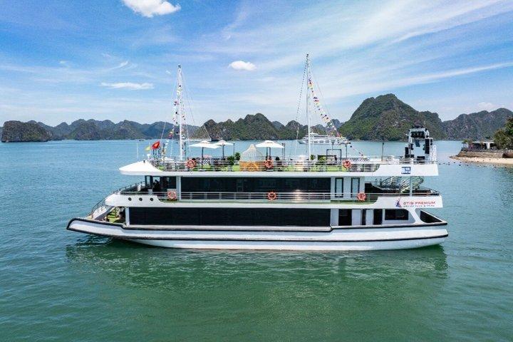 Halong Bay luxe cruise : Sung Sot Cave, Titop Island & buffet