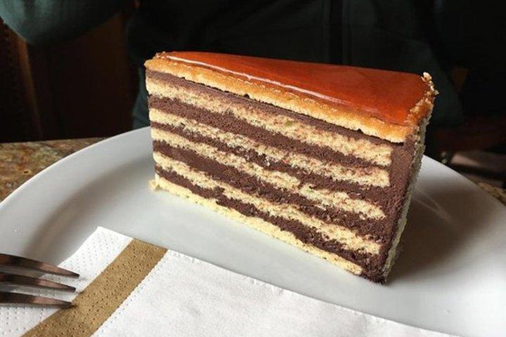 Buda Castle: Guided Walking Tour with Royal Cake Tasting
