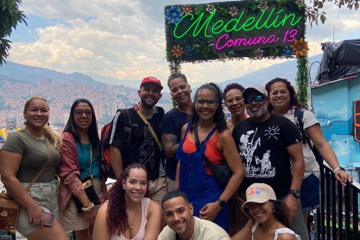 Comuna 13 Graffiti Tour| Local Guide & Historia & Street Food
