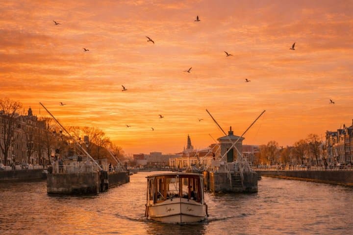 Amsterdam Evening (Sunset) Canal Cruise with Live Guide and Bar