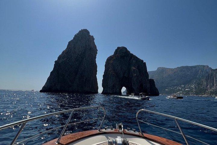 Capri Dolce Vita Wooden Gozzo Tour og Aperitivo - max 12 gæster