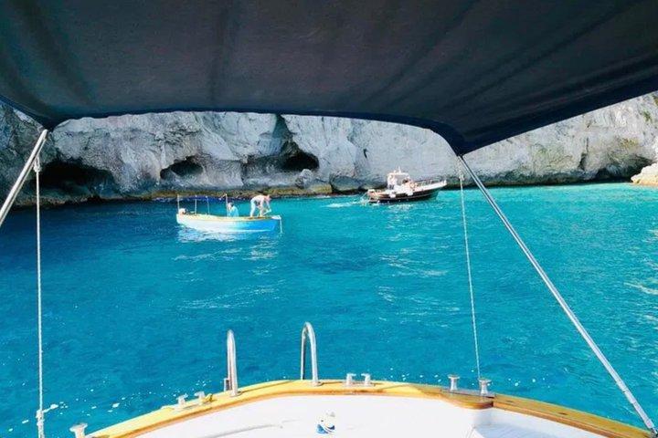 Capri Dolce Vita Wooden Gozzo Tour og Aperitivo - max 12 gæster