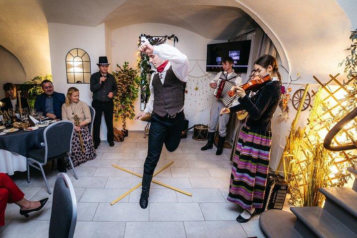 Probieren Sie Rigas Aromen und traditionelle Folk Show