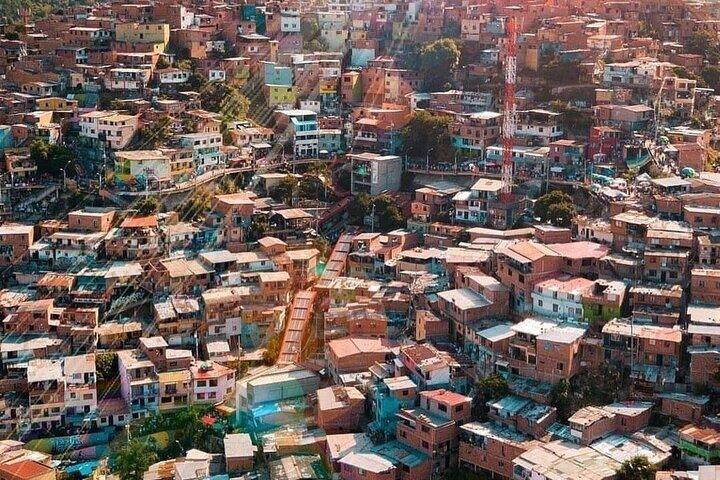 Comuna 13 Graffiti Tour| Local Guide & Historia & Street Food