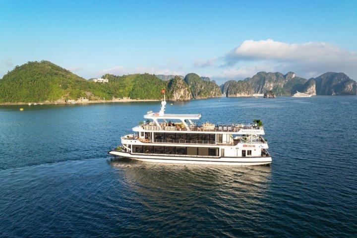 Halong Bay luxe cruise : Sung Sot Cave, Titop Island & buffet