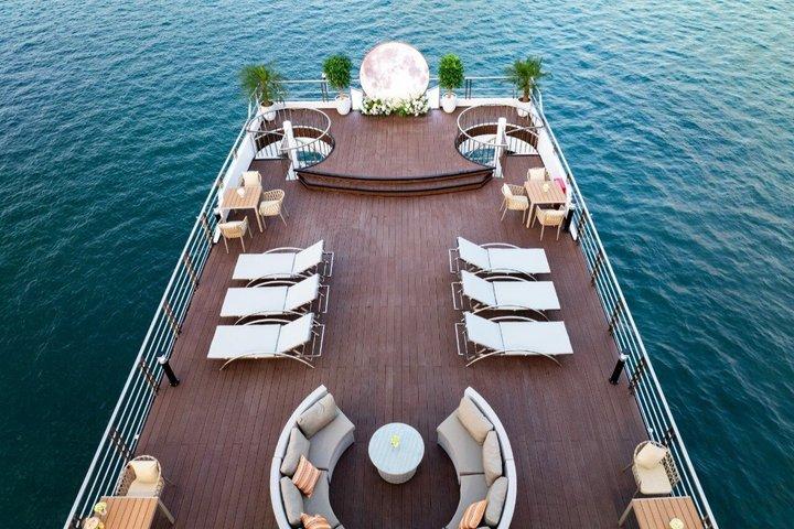 Halong Bay luxe cruise : Sung Sot Cave, Titop Island & buffet