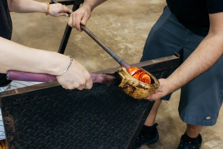 マウイ島でのガラス吹き体験で自分だけのガラスアートを