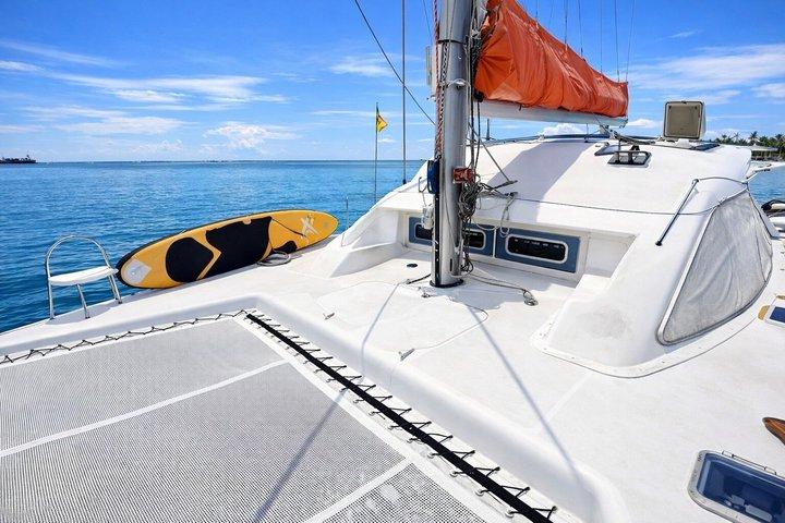 Crociera di un giorno in catamarano caraibico: spiagge, snorkeling e pranzo