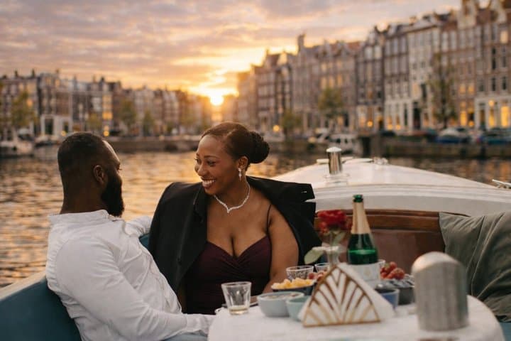 Amsterdam: Private Romantic Evening Canal Cruise + Bubbles/Snacks