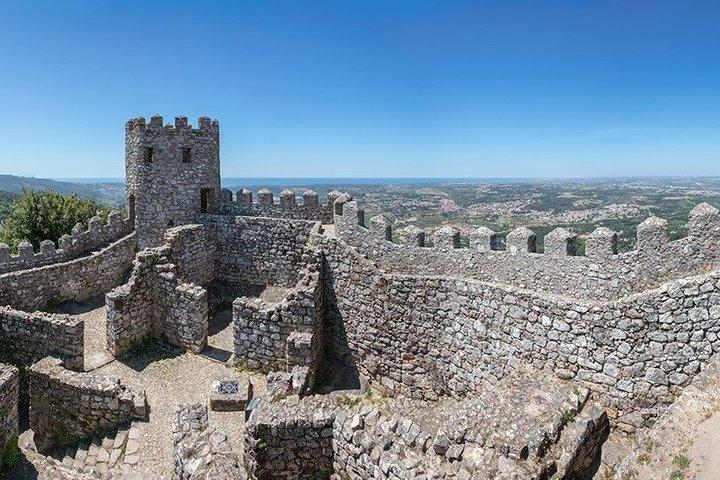 Sintra Essentials 6H Tour Privado Palacio de Pena y Castillo Moro