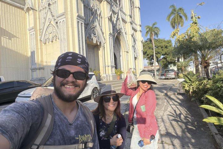 Discovering San Salvador with a young Salvadoran