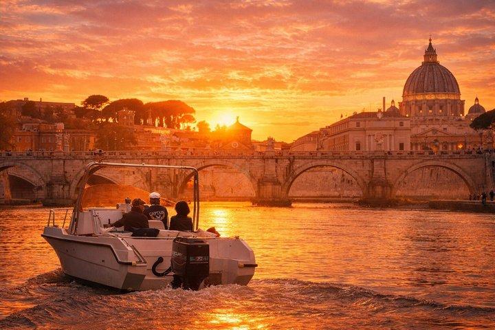 Crociera privata in barca sul Tevere con aperitivo nel cuore di Roma