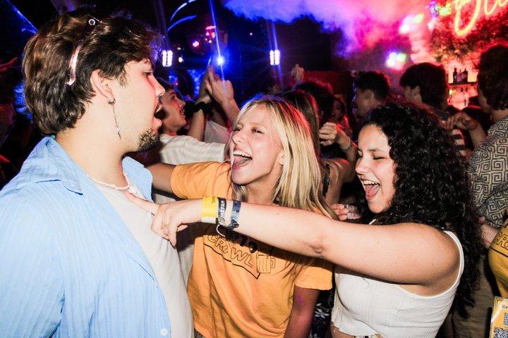 Porto : Pub Crawl 4Bars,8Drankjes,Spelen & VIP Club Entry