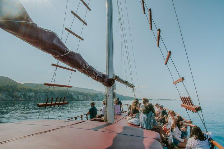 Natación en barco y almuerzo griego tradicional