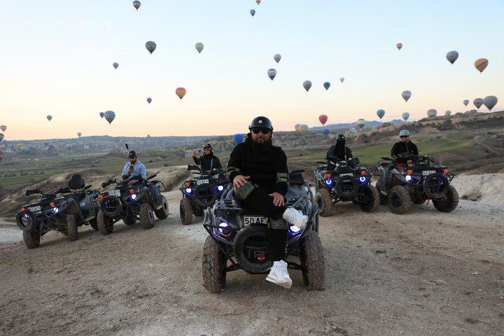 Sunrise Aventure en VTT en Cappadoce avec des montgolfières