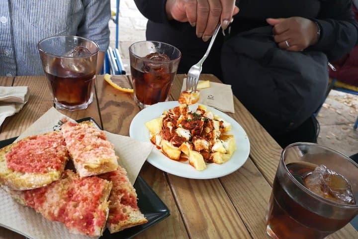 Barcelona: Private Food & Drink Tour + Sagrada Família Tickets