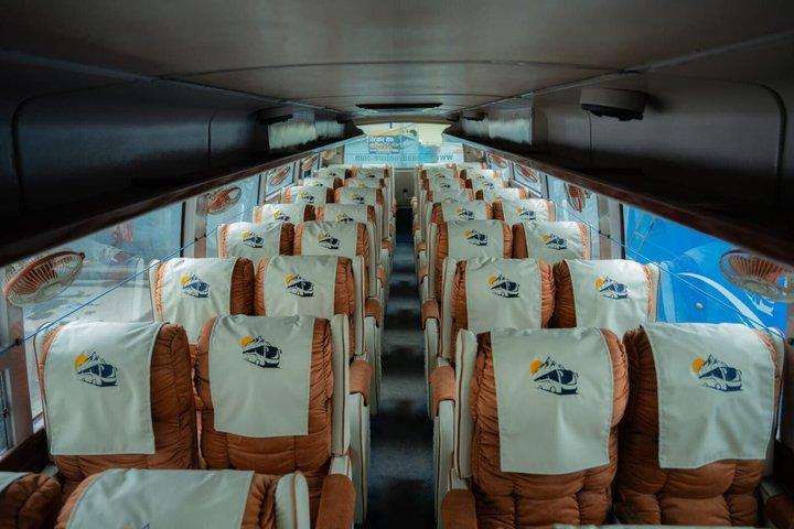 Sedile di lusso del divano del bus turistico di Chitwan a Kathmandu